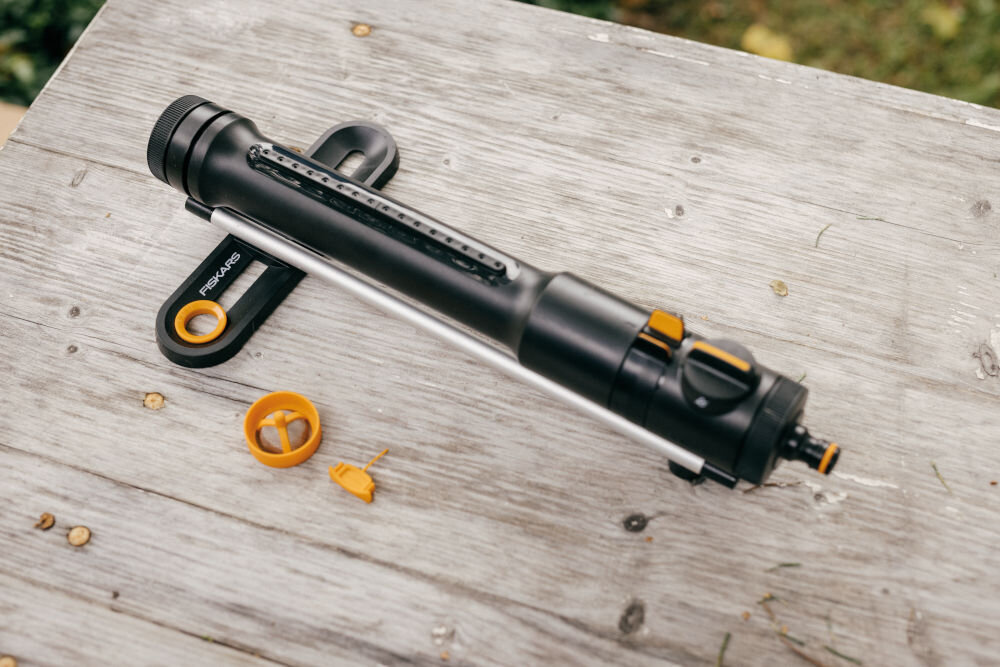 Zraszacz FISKARS Comfort S-L 1070833 uniwersalne szybkozłącze łatwe dopasowanie różne systemy nawadniania zasięg nawadniania maksymalnie 325m2 odpowiedni do większych obszarów