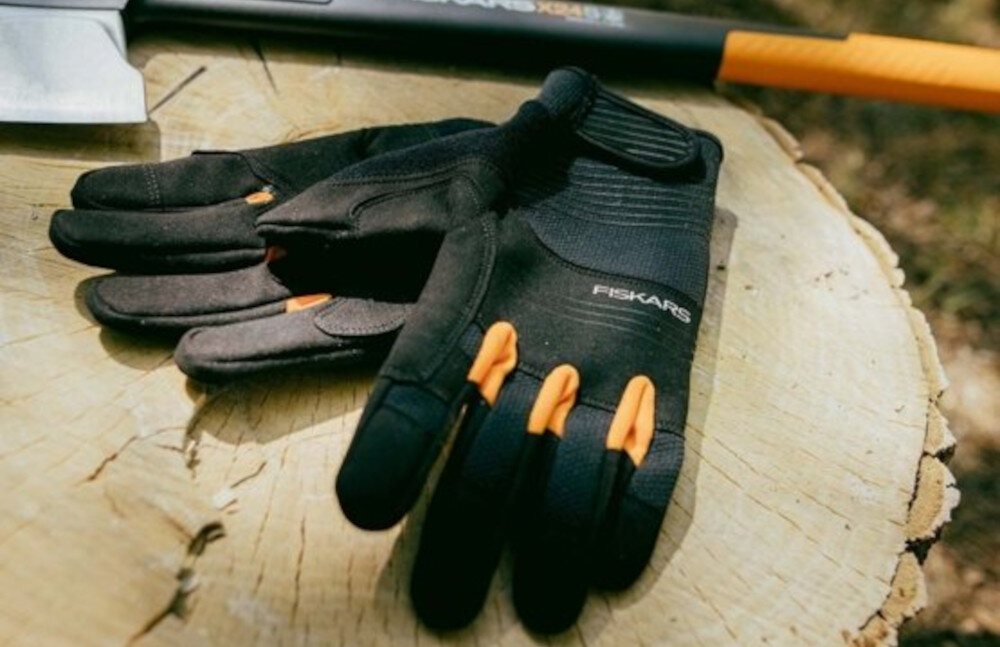 Rękawice robocze FISKARS 1071129 (rozmiar 8) lifestyle wizualizacja prezentacja wygląd tło
