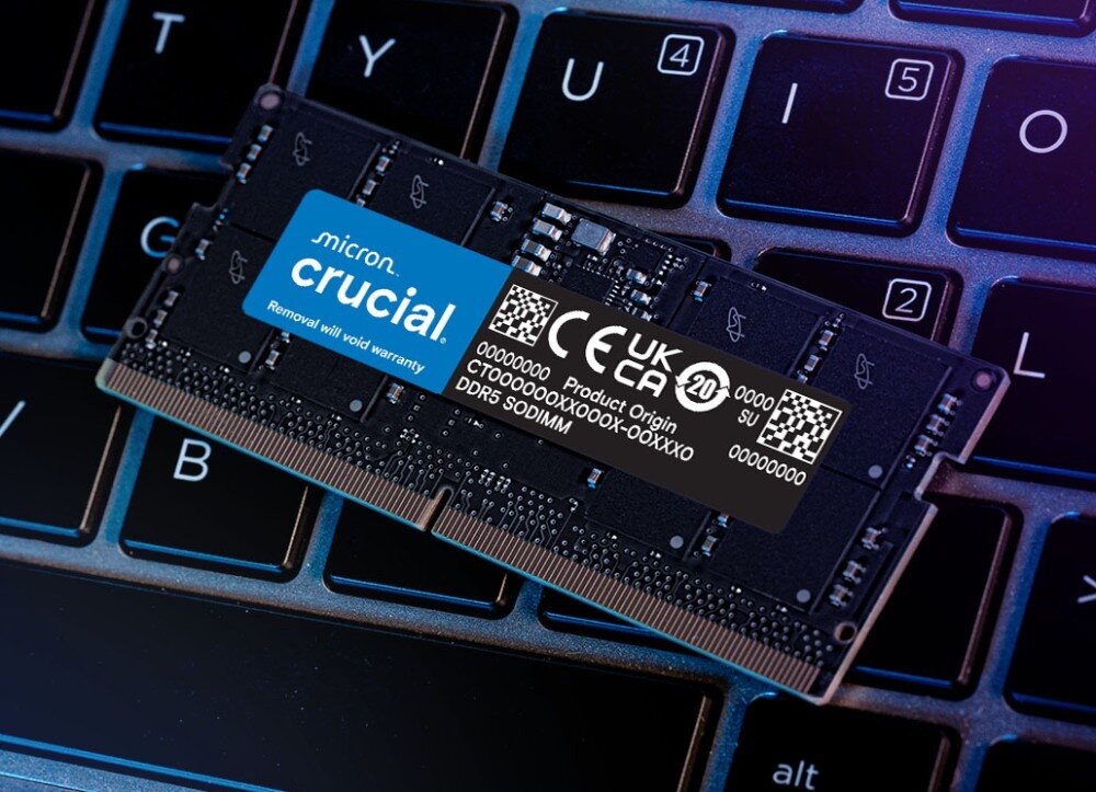 Pamięć RAM CRUCIAL 48GB (2x24GB) 5600MHz CT2K24G56C46S5 Czarny moduł pamięci SODIMM leżący na podświetlonej klawiaturze laptopa