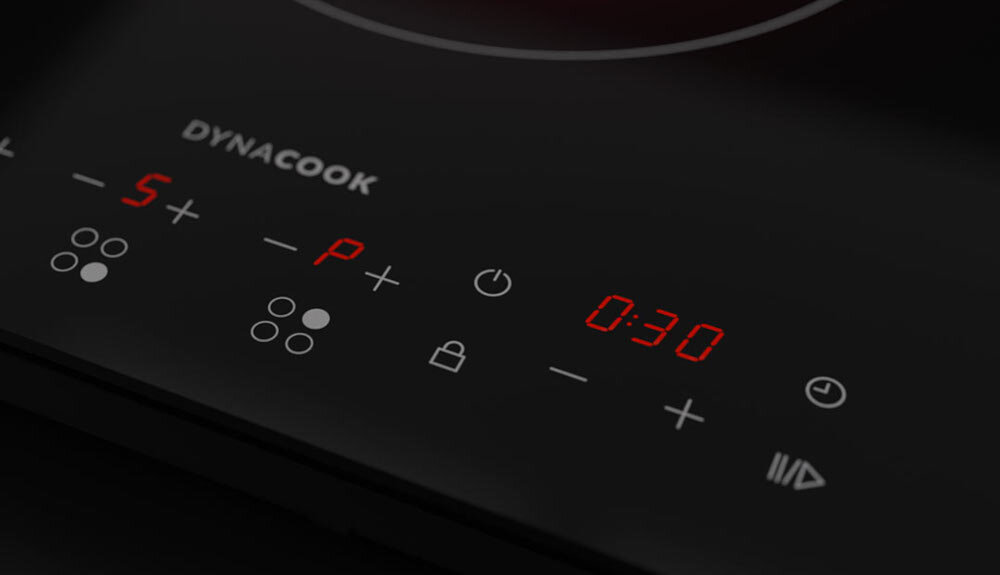 PŁYTA GAZOWA DYNAXO DYNACOOK X4 60 Modern Zbliżenie na dotykowy panel sterowania płyty grzewczej. Widoczne są czerwone wskaźniki, timer ustawiony na 0:30 oraz symbole funkcji  panel dotykowy cyfrowy wyświetlacz 18 poziomów mocy regulacja palników