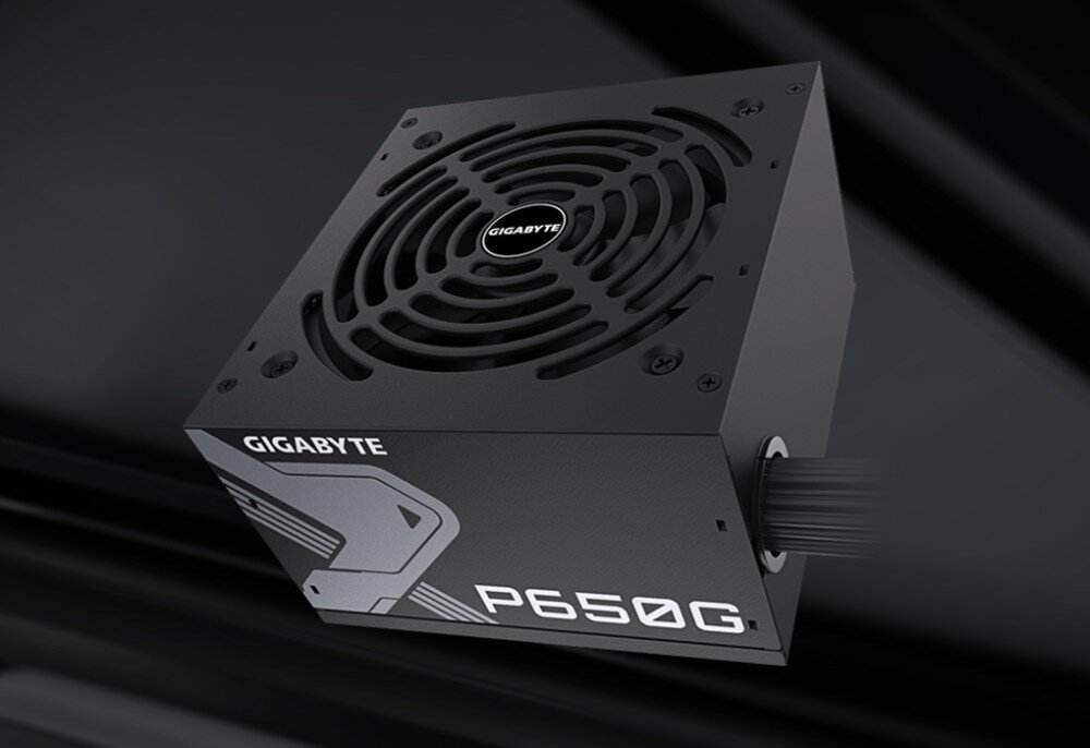 Zasilacz GIGABYTE P650G Urządzenie zaprezentowane od strony wentylatora i bocznego panelu z szarą grafiką oraz białym napisem oznaczającym model