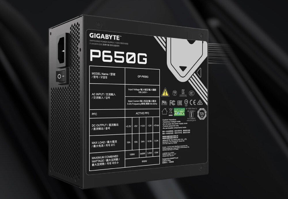 Zasilacz GIGABYTE P650G Czarny zasilacz komputerowy widoczny pod kątem, ukazujący górną etykietę ze specyfikacją techniczną oraz bok z nazwą modelu i gniazdem zasilania