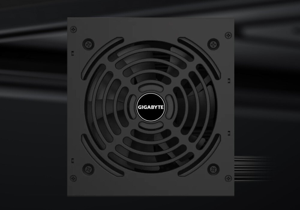 Zasilacz GIGABYTE P650G Widok z góry na czarną kratkę wentylacyjną zasilacza z charakterystycznymi wycięciami i logo producenta w centrum