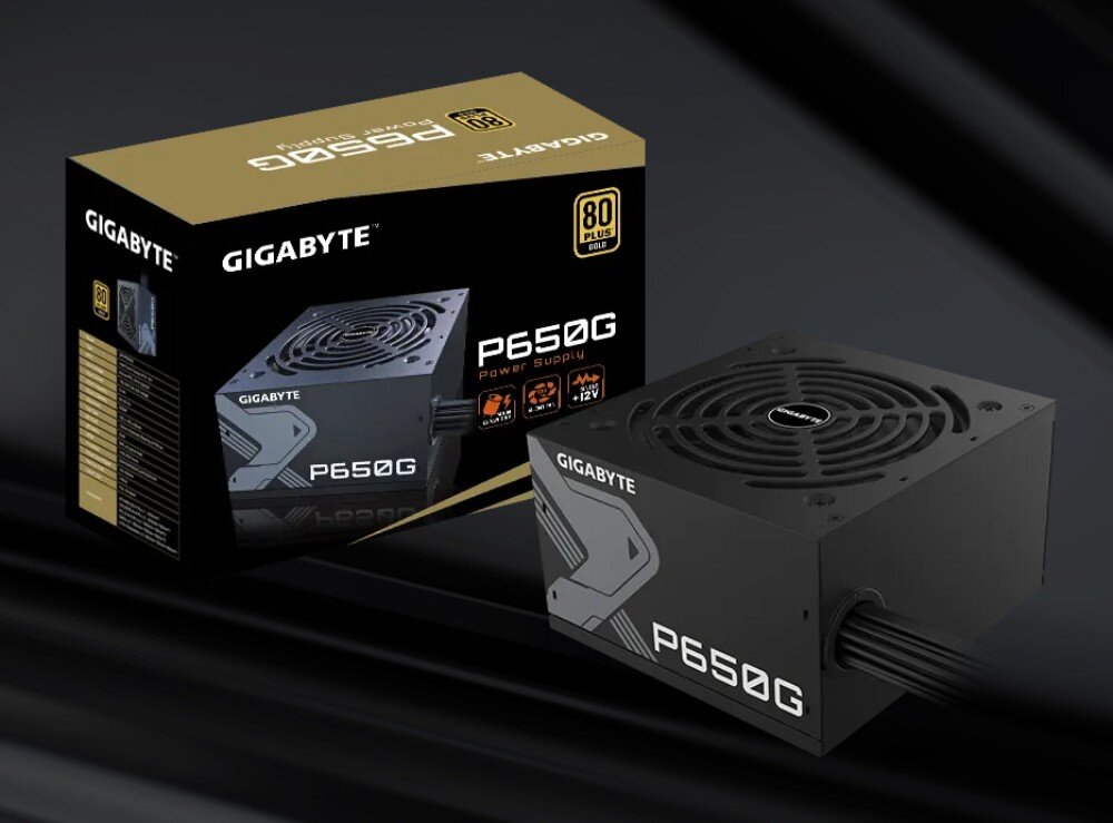 Zasilacz GIGABYTE P650G Pudełko sprzedażowe w czarno-złotej kolorystyce stojące obok zasilacza z widocznym wentylatorem i okablowaniem
