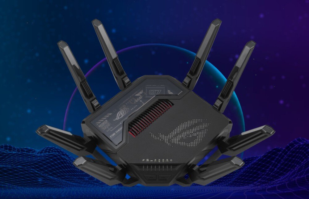 Router ASUS ROG Rapture GT-BE98 Router z wieloma antenami ustawiony pod kątem na tle niebiesko-fioletowej grafiki z księżycem, sieć, system Mesh