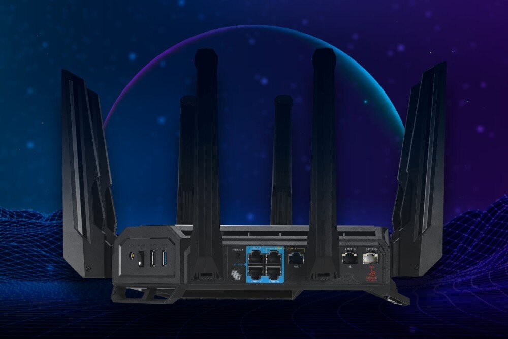 Router ASUS ROG Rapture GT-BE98 Tył routera z widocznymi portami USB, LAN i antenami na tle niebiesko-fioletowego księżyca, złącza Ethernet, przepustowość