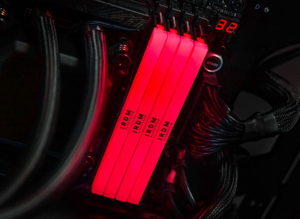 Pamięć RAM GOODRAM IRDM RGB Cztery moduły pamięci zamontowane obok siebie w płycie głównej, świecące intensywnym czerwonym światłem