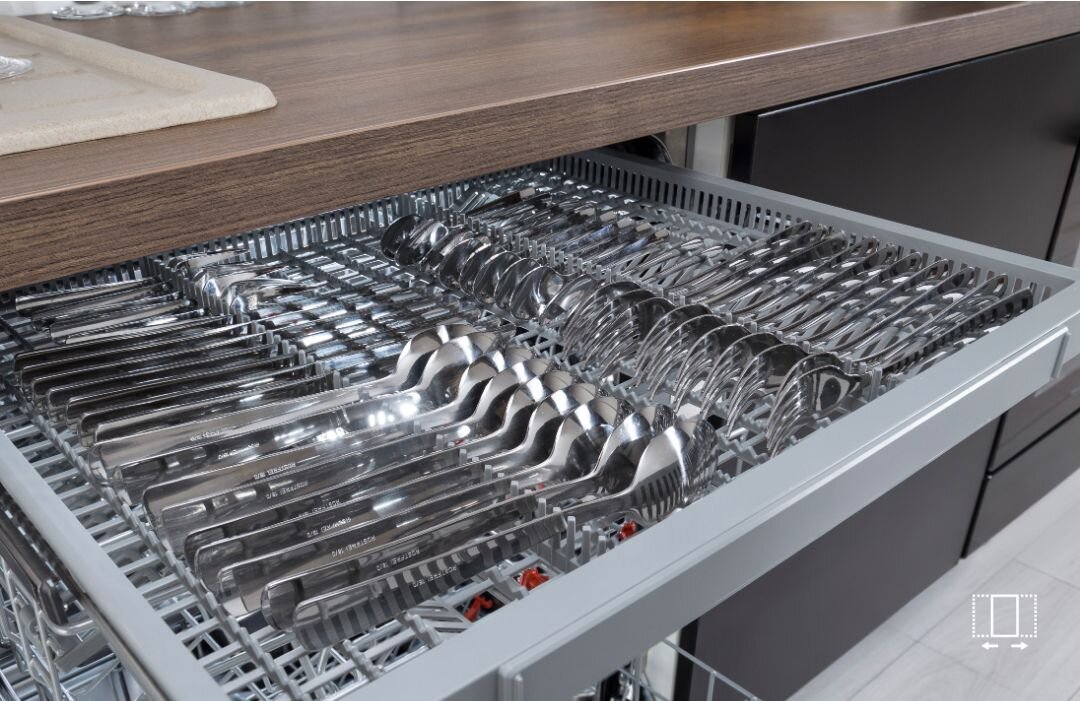 ZMYWARKA HISENSE HV543D10 Wysuwana, górna szuflada na sztućce w zmywarce, równomiernie wypełniona rzędami łyżek, noży i widelców, co pokazuje dodatkowy poziom załadunku i lepszą organizację sztućców
