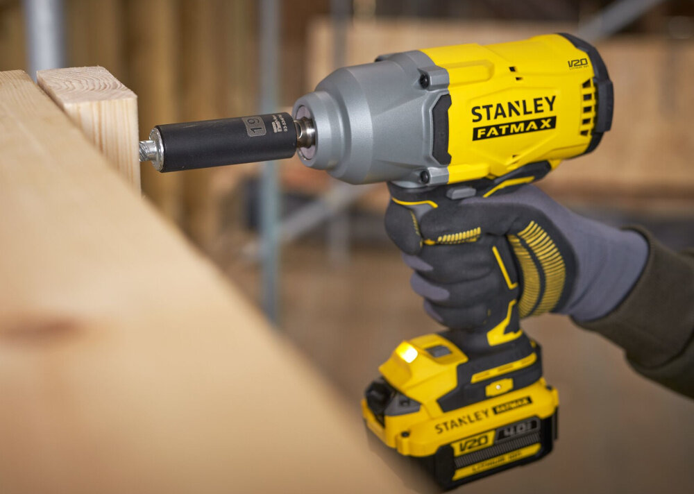 Klucz udarowy STANLEY V20 SFMCF940M1-QW z wytrzymalych materialow niewielka masa 3,5 kg z akumulatorem solidny uchwyt antyposlizgowa powloka