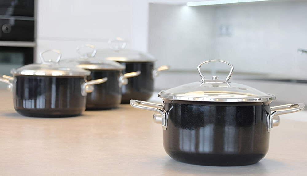 Garnek BELIS Premium 16 cm Czarny pojemność 1,5 l solidne wykonanie stylowy design grubość 2mm wysoka jakość emalii czarny kolor uniwersalny charakter ręczne wykończenie unikalny egzemplarz szklana pokrywa z otworem wentylacyjnym funkcjonalność estetyka praktyczny elegancki