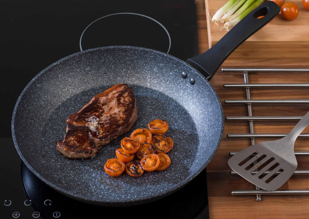 Patelnia SALTER Megastone BW05746S 24 cm Beztłuszczowa patelnia na płycie szara marmurkowa czarny uchwyt potrawa na patelni średnica 24 cm powłoka kamienna non-stick optymalna jakość smażenia zdrowe posiłki minimalna ilość oleju całkowita eliminacja oleju równomierne rozprowadzanie ciepła dla osób dbających o linię i zdrowy styl życia