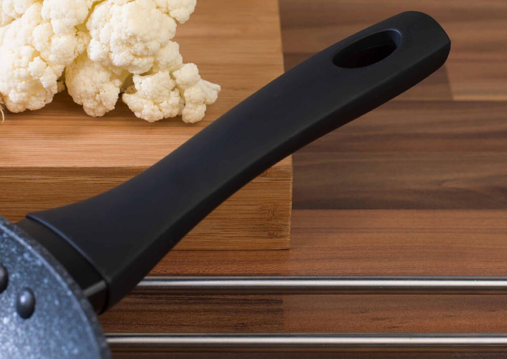 Patelnia SALTER Megastone BW05746S 24 cm Beztłuszczowa zbliżenie na rączkę w kolorze czarnym  blat kratka komfort użytkowania ergonomiczny miękki w dotyku bakelitowy uchwyt pewny chwyt bezpieczeństwo podczas gotowania lekka konstrukcja 665 g dobrze wyprofilowane brzegi