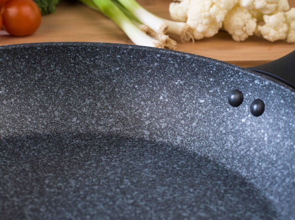 Patelnia SALTER Megastone BW06524S 30 cm Beztłuszczowa zbliżenie na powłokę szara marmurkowa z mocnego kutego aluminium wytrzymałość cztery warstwy materiałów wolnych od PFOA odporna na ścieranie, zarysowania korozję trwała konstrukcja estetyczny wygląd funkcjonalność