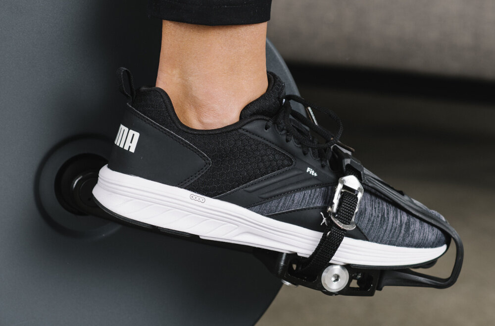 Rower spinningowy KETTLER Hoi Frame Szary duze pedaly pokryte antyposlizgowym materialem system combi-click trening w zwyklych butach sportowych w butach z systemem SPD sprzed do treningow domowych przygotowanie do wyscigow rowerowych maksymalna waga uzytkownika do 130 kg