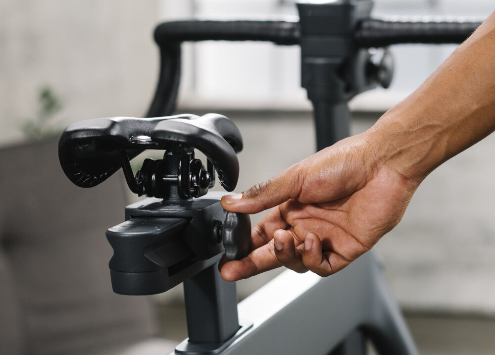 Rower spinningowy KETTLER Hoi Frame Szary regulacja siodelka w pionie i w poziomie kierownica szosowa regulacja wysokosci i odleglosci zaokrglone uchwyty bardzo wygodne pokryte antyposlizgowym materialem