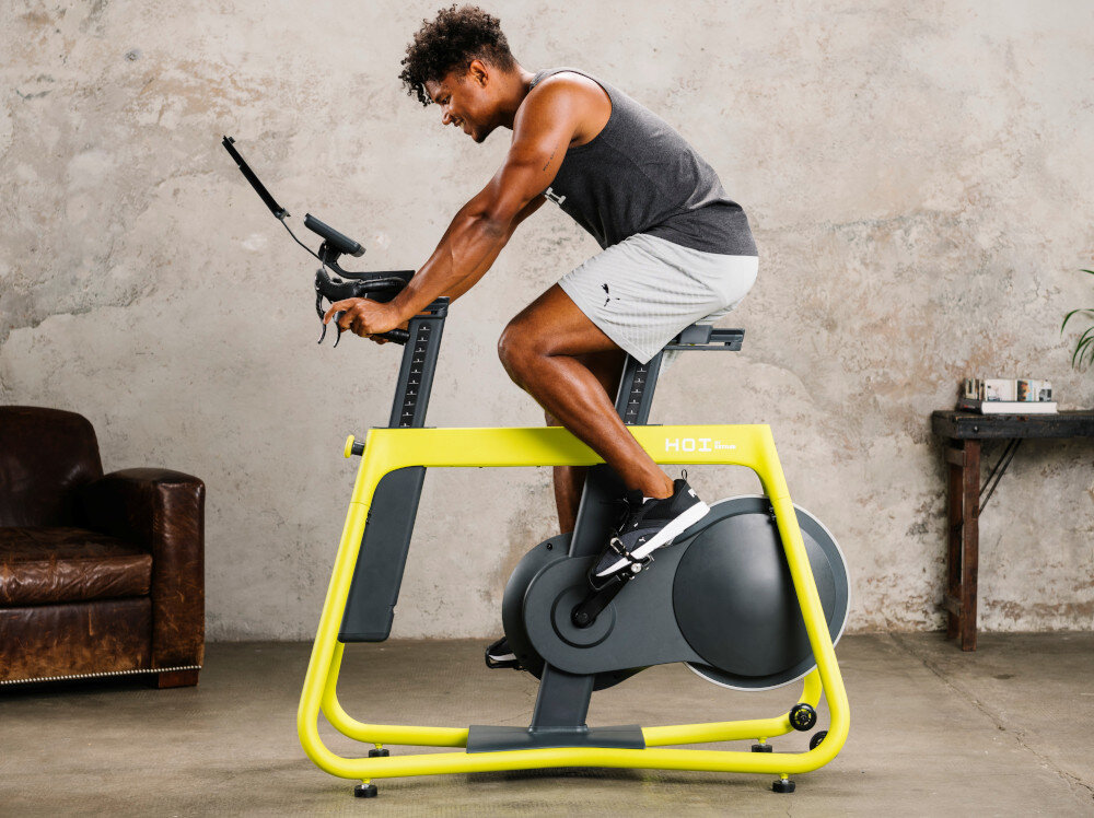 Rower spinningowy KETTLER Hoi Frame+ Szary kolo zamachowe waga 8,5 kg umieszczone z tylu indukcyjny system hamowania pasowy naped z przelozeniem 1:7 pelna kontrola autentyczne doznania moc do 1000 W
