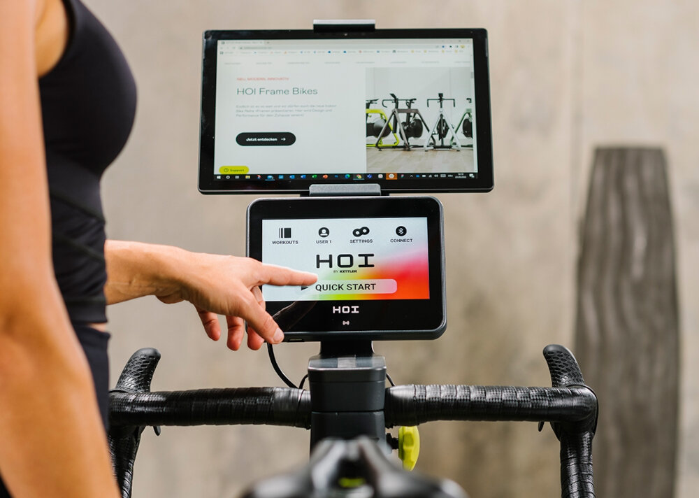 Rower spinningowy KETTLER Hoi Frame+ Szary 7-calowy ekran dotykowy TFT zlicza wszystkie najwazniejsze parametry treningu kopia ekranu wyswietlenie ekranu komputera na telewizorze lub tablecie skuteczka kontrola postepow motwacja do dalszego wysilku 20 wbudowanych programow treningowych konfiguracja 4 profil uztkownikow