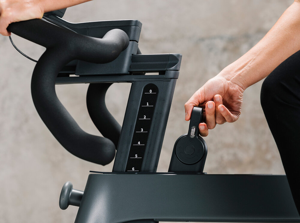 Rower spinningowy KETTLER Hoi Frame Speed Szary regulacja siodelka w pionie i w poziomie kierownica szosowa regulacja wysokosci i odleglosci zaokrglone uchwyty bardzo wygodne pokryte antyposlizgowym materialem