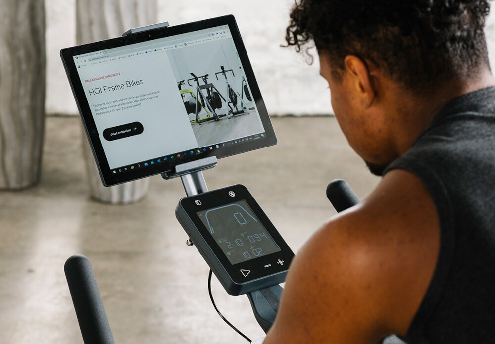 Rower spinningowy KETTLER Hoi Frame Speed Szary 5-calowy LCD zlicza wszystkie najwazniejsze parametry treningu technlogia EBTN blokuje swiatlo pomiedzy ekranami LCD doskonale widoczne parametry niezaleznie od kata pod jakim sie patrzy 20 wbudowanych programow treningowych