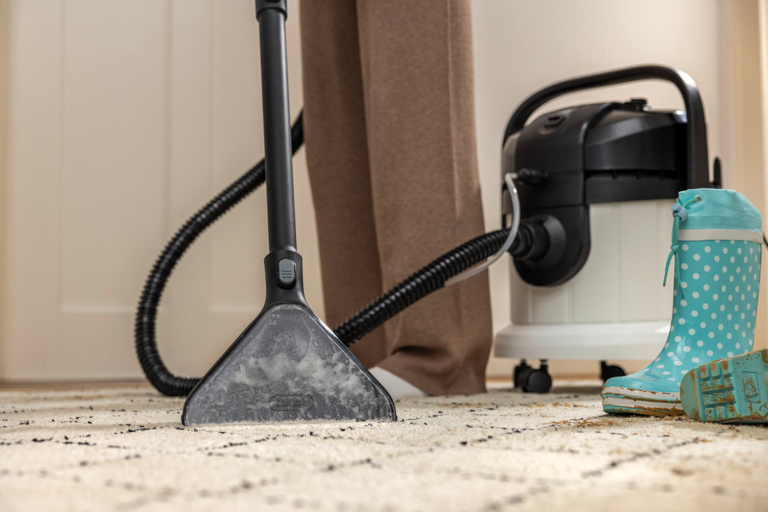 Odkurzacz piorący KARCHER SE 4 1.081-150.0 biały kolor kolorystyka uchwyt do przenoszenia otwieranie zamykanie opróżnianie