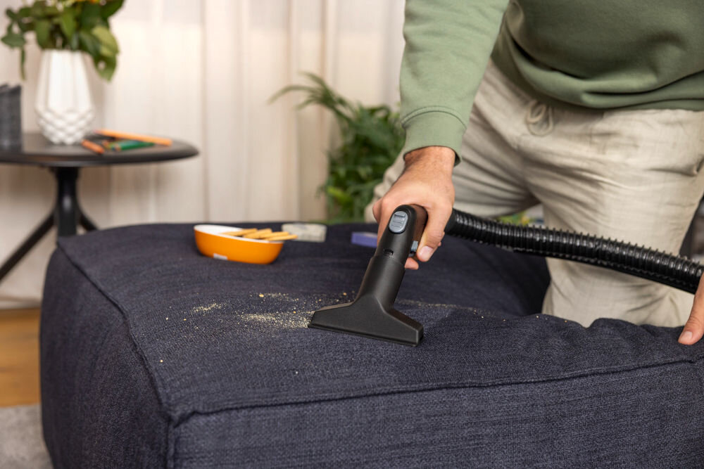 Odkurzacz piorący KARCHER SE 5 EU 1.081-230.0 technologia spryskująco-odsysająca świeża woda z detergentem rozpylana w głąb materiały następnie odsysana z zabrudzeniami efektywna metoda czyszczenia na wielu powierzchniach usuwanie brudu bakterii i alergenów do domów z dziećmi i zwierzętami
