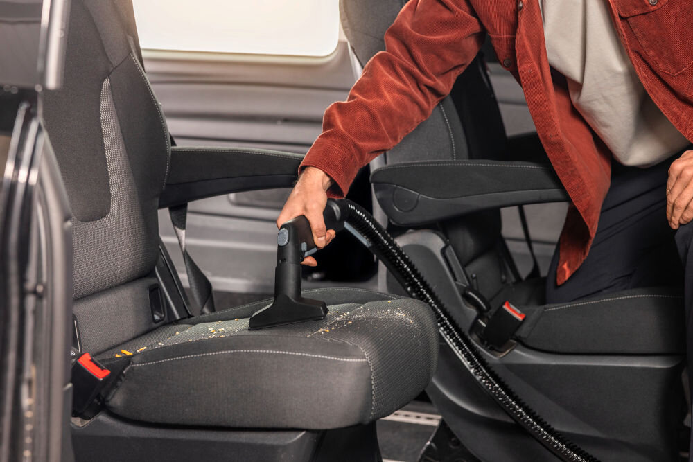 Odkurzacz piorący KARCHER SE 5 EU 1.081-230.0 przechowywanie akcesoriów wąż ssący ssawki rurki schowanie bezpośrednio na odkurzaczu w jednym kompaktowym miejscu ułatwienie porządkowania przestrzeni zawsze pod ręką