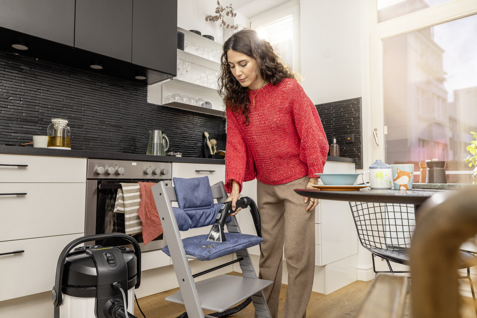 Odkurzacz piorący KARCHER SE 4 Plus Special 1.081-171.0 Elastyczny wąż 2 w 1 Wąż natryskowy komfort czyszczenia elastyczny wąż ssący uchwyt z funkcją blokady