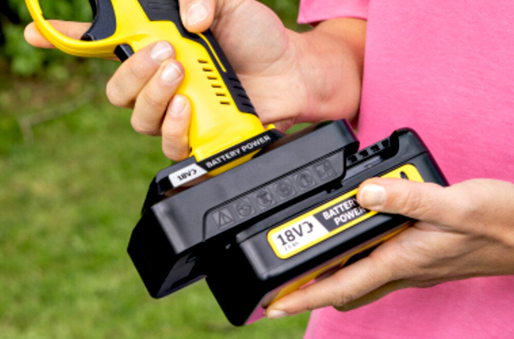Sekator do gałęzi akumulatorowy KARCHER TLO 2-18 1.445-340.0 osoba wkłada akumulator do sekatora platforma bateryjna KARCHER Battery Power 18 V może być zasilany różnymi akumulatorami tej serii do 2800 cięć przy użyciu akumulatora 5,0 Ah