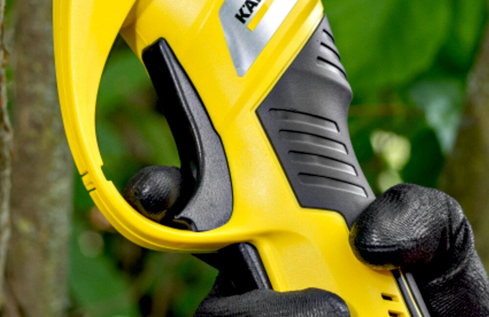 Sekator do gałęzi akumulatorowy KARCHER TLO 2-18 1.445-340.0 gałęzie zbliżenie na blokadę mechanizm blokady ostrza zapobiega przypadkowemu uruchomieniu narzędzia bezpieczeństwo użytkownika