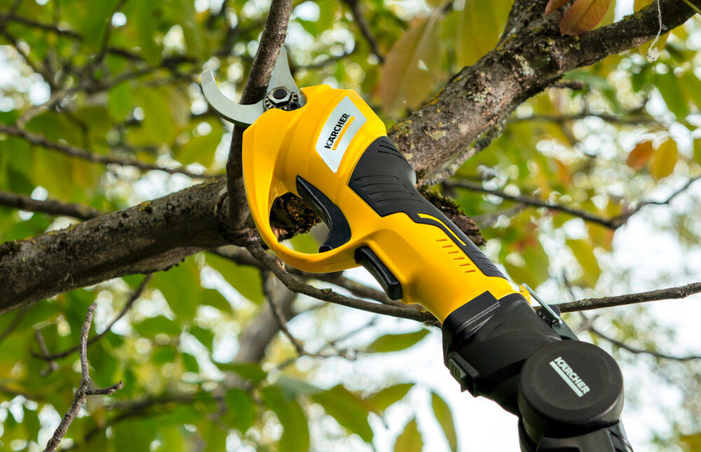 Sekator do gałęzi akumulatorowy KARCHER TLO 2-18 1.445-340.0 gałęzie zbliżenie na sekator nie wymaga kabli ani zewnętrznego zasilania Antypoślizgowa powłoka uchwytu ostrze ze stali komfort kontrola i swoboda pracy