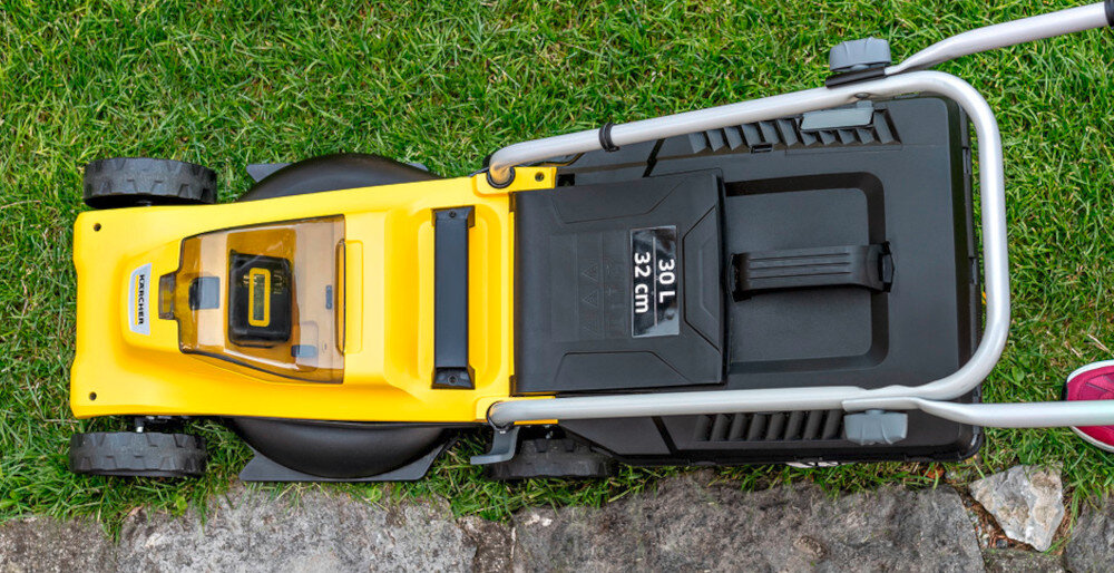 Kosiarka akumulatorowa KARCHER LMO 2-18 1.445-400.0 trawnik widok z góry na kosiarkę stalowe noże precyzyjne cięcie trwałość i sprawne działanie szerokość koszenia do 32 cm