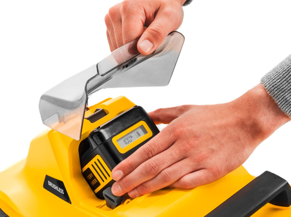 Kosiarka akumulatorowa KARCHER LMO 2-18 Battery Set 1.445-401.0 białe tło osoba wyciąga akumulator z kosiarki w zestawie akumulator o pojemności 5,0 Ah szybka ładowarka czas ładowania do 80% w 94 minuty pełne naładowanie trwa około 143 minuty czas pracy maksymalnie do 28 minut