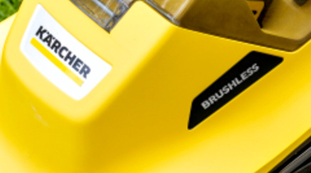 Kosiarka akumulatorowa KARCHER LMO 2-18 Battery Set 1.445-401.0 zbliżenie na silnik i napis Brushless platforma bateryjna KARCHER Battery Power 18 V silnik bezszczotkowy wysoka wydajność pracy prędkość obrotowa do 3500 obr./min do trawników o powierzchni do 250 m²