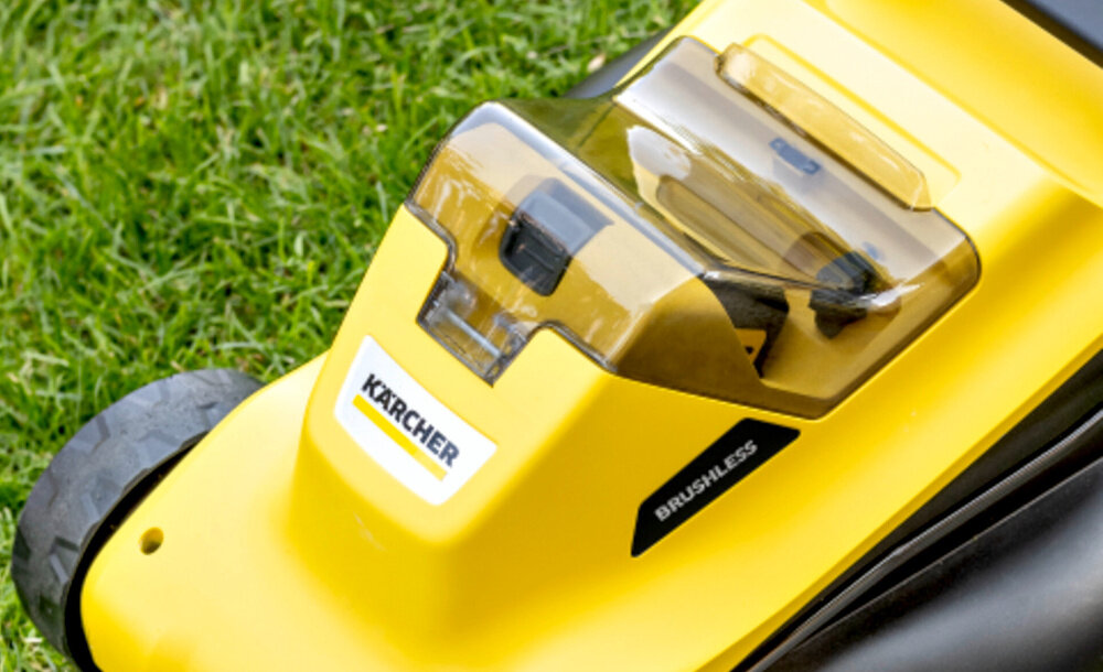 Kosiarka akumulatorowa KARCHER LMO 2-18 Battery Set 1.445-401.0 trawnik zbliżenie na miejsce do akumulatora trawa technologia czasu rzeczywistego z wyświetlaczem LCD baterii ogniwa litowo-jonowe wytrzymałość stabilna moc wymienna bateria może być stosowana także w innych urządzeniach KARCHER korzystających z platformy KARCHER Battery Power 18 V