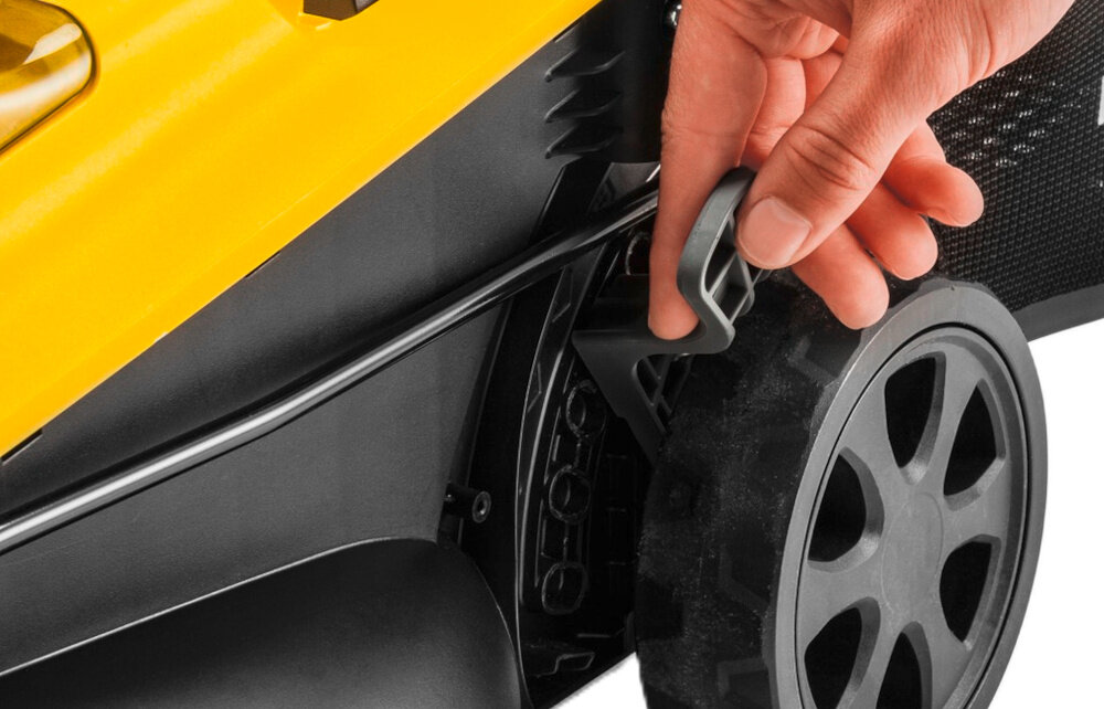 Kosiarka akumulatorowa KARCHER LMO 2-18 Battery Set 1.445-401.0 zbliżenie na dźwignie do regulacji koszenia osoba trzyma dźwignię w dłoni centralna 5-stopniowa regulacja wysokości koszenia w zakresie od 25 do 60 mm łatwe dopasowanie długości trawy do indywidualnych potrzeb i warunków ogrodu