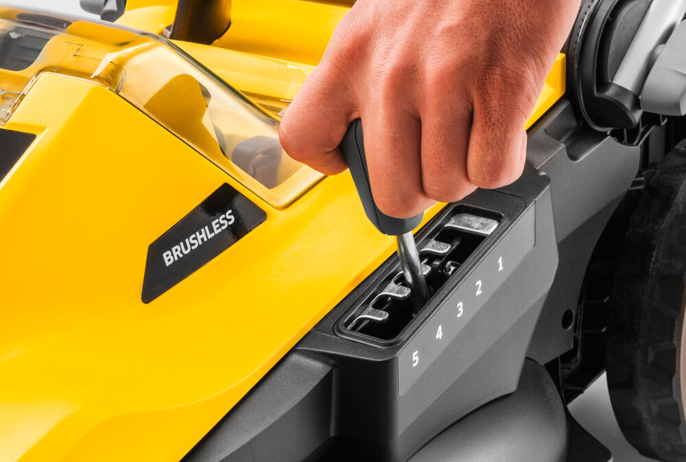 Kosiarka akumulatorowa KARCHER LMO 3-18 1.445-410.0 5-stopniowa regulacja wysokosci koszenia od 25 do 65 mm funkcja koszenia do samej krawedzi trawnika oszczednosc