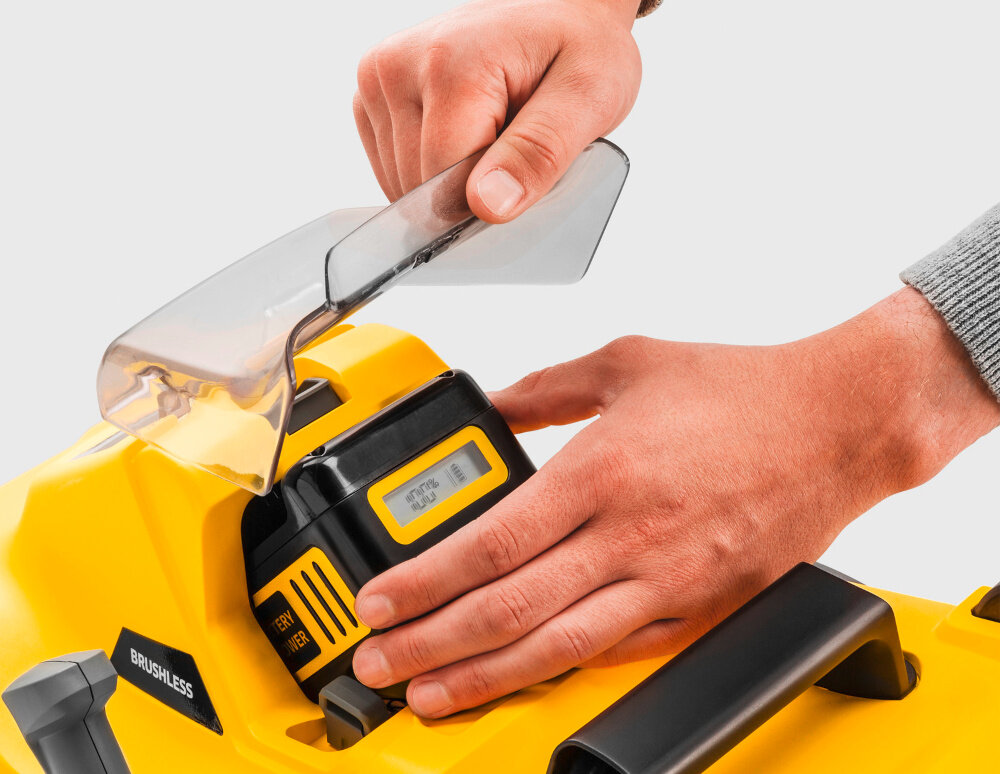 Kosiarka akumulatorowa KARCHER LMO 3-18 Battery Set 1.445-411.0 białe tło osoba wyciąga akumulator z kosiarki w zestawie akumulator o pojemności 5,0 Ah szybka ładowarka czas ładowania do 80% w 94 minuty pełne naładowanie trwa około 143 minuty czas pracy maksymalnie do 28 minut