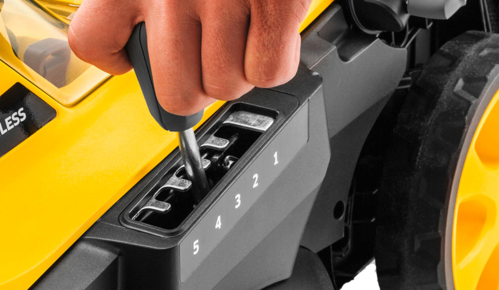 Kosiarka akumulatorowa KARCHER LMO 3-18 Battery Set 1.445-411.0 zbliżenie na dźwignie do regulacji koszenia osoba trzyma dźwignię w dłoni centralna 5-stopniowa regulacja wysokości koszenia w zakresie od 25 do 60 mm łatwe dopasowanie długości trawy do indywidualnych potrzeb i warunków ogrodu