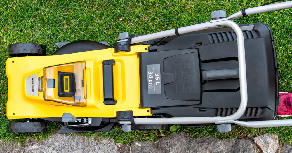 Kosiarka akumulatorowa KARCHER LMO 3-18 Battery Set 1.445-411.0 trawnik widok z góry na kosiarkę stalowe noże precyzyjne cięcie trwałość i sprawne działanie szerokość koszenia do 34 cm