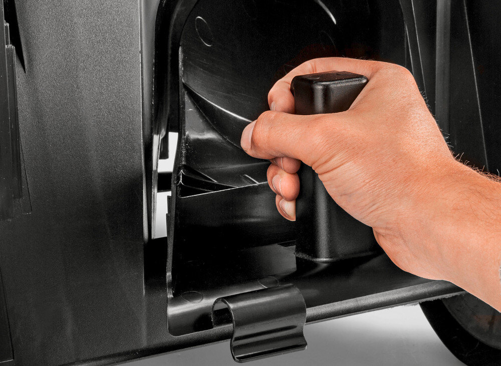 Kosiarka akumulatorowa KARCHER LMO 3-18 Battery Set 1.445-411.0 zbliżenie na zatyczkę do mulczowania osoba trzyma zatyczkę w dłoni dwa praktyczne tryby pracy wyrzut tylny do kosza funkcja mulczowania trawa zbierana bezpośrednio do pojemnego kosza alternatywnie tryb mulczowania rozdrabnia źdźbła i rozprowadza je równomiernie po powierzchni trawnika