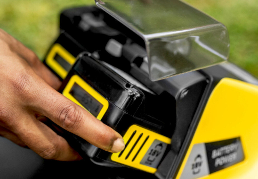 Kosiarka akumulatorowa KARCHER LMO 5-18 Dual 1.445-430.0 platforma bateryjna KARCHER 18 V silnik bezszczotkowy wysoka wydajnosc pracy predkosc do 3500 obr./min dwa akumulatory o napieciu 18 V kazdy do 550 m² z akumulatorem 5,0 Ah do 275 m² z akumulatorem 2,5 Ah