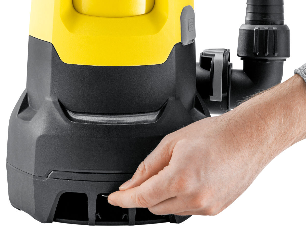 Pompa zanurzeniowa do wody brudnej KARCHER SP 22.000 Flood Box elektryczna 1.645-853.0, litry, osuszanie, ciśnienie, tłoczenie, na białym tle dół pompy, dłoń dotyka dolnej obudowy pompy