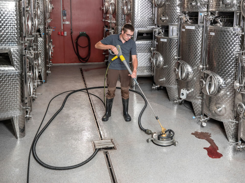 Szczotka KARCHER Professional FR 30 ME 2.111-013.0 na betonowej podłodze