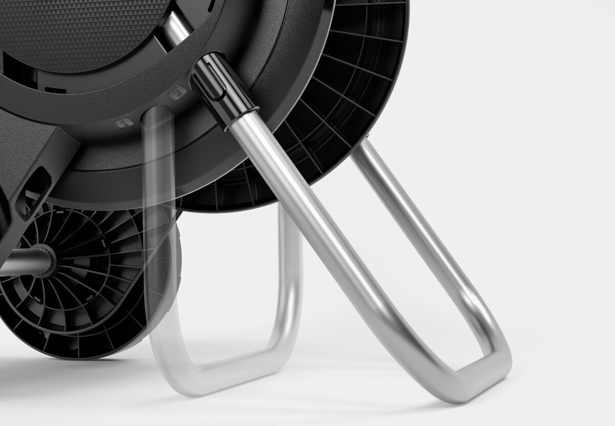 Wózek KARCHER z wężem HT 2.20 2.645-362.0, stabilność, ergonomia, komfort, korba, Zbliżenie na metalową konstrukcję podstawy wózka.