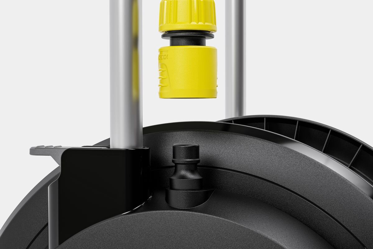 Wózek KARCHER z wężem HT 2.20 2.645-362.0, przyłącze, brak załamań, przepływ, wygoda, Podłączanie końcówki węża do przyłącza na wózku.