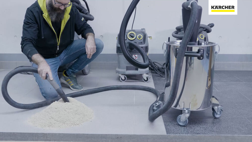 Szczotka KARCHER Professional FRV 30 2.642-999.0 osoba wciągająca pył z podłogi weżęm podączonym do urządzenia