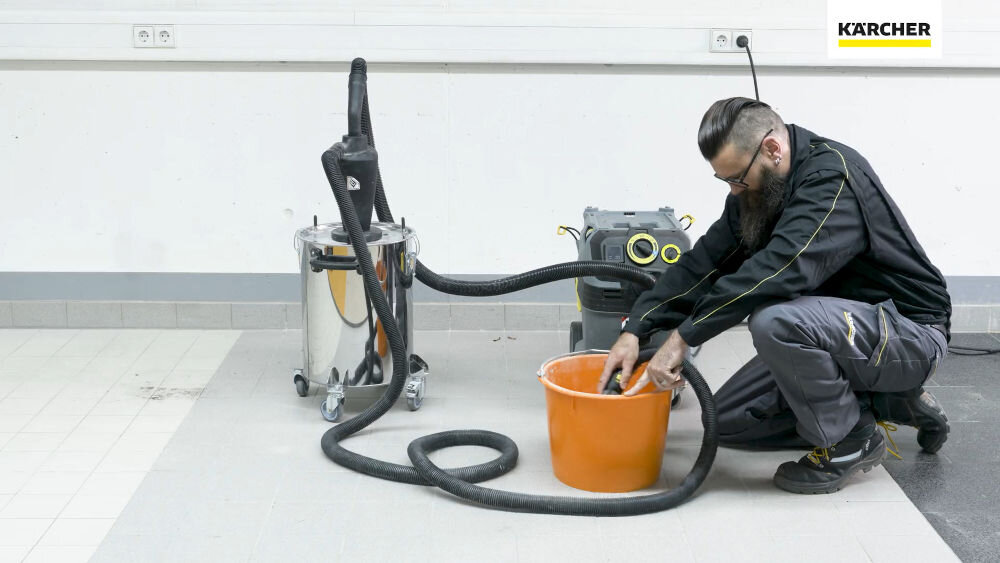 Szczotka KARCHER Professional FRV 30 2.642-999.0 podłączony do odkurzacza wciąganie pyłu separacja