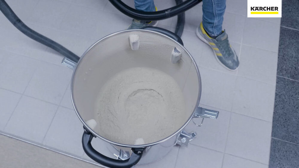 Szczotka KARCHER Professional FRV 30 2.642-999.0 wnętrze pojemnika zapełnione pyłem