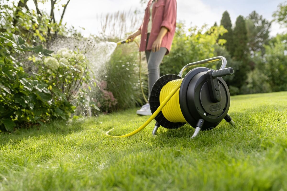 Bęben KARCHER z wężem 13 mm 1/2 10 m HR 2.10 2.645-370.0, odporność, uv, mróz, trwałość, Przenośny bęben na wąż ogrodowy na trawniku.