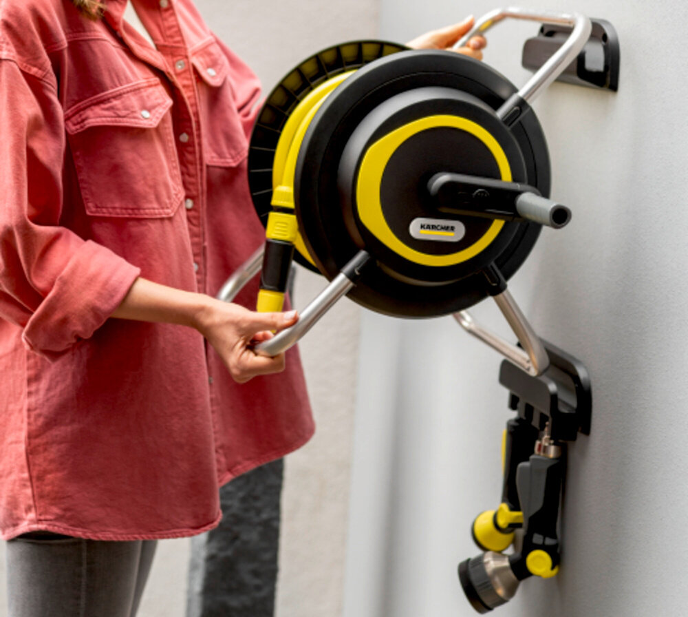 Bęben na wąż KARCHER Premium HR 4 2.645-373.0 jasna ściana osoba ściąga bęben z uchwytu funkcja 2 w 1 bębna jako rozwiązanie montowane na ścianie sprzęt przenośny w ogrodzie można go łatwo przestawić w inne miejsce elastyczność pracy ograniczyć ciągnięcie długiego węża po terenie